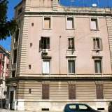 La struttura, dotata di 5 piani e intermezzata da file logorroiche di finestre, � stretta tra le vie Don Bosco, Nicolai e Martiri D'Otranto